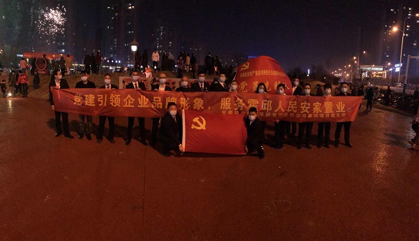 “党建引领企业品牌形象，服务霍邱人民安家置业”霍邱项目党支部开展春节送春联礼包活动